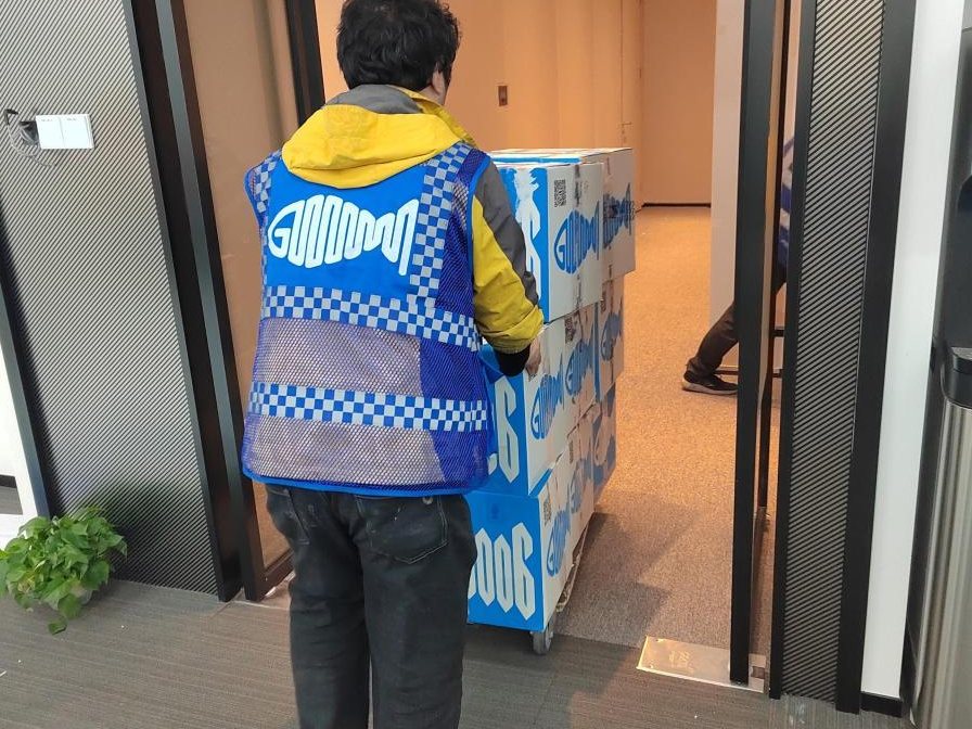 格睦企服鱼形标识品牌纸箱装载作业
